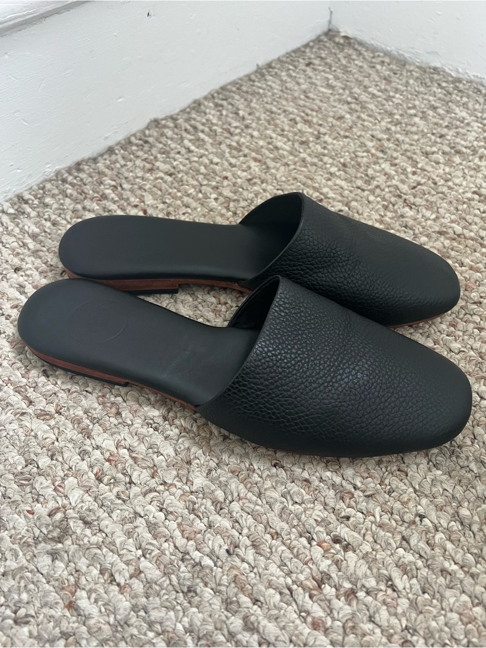Olive & Annie Black Leather Slide Mules Size 9 Minimalist Flat Slip-On Shoes